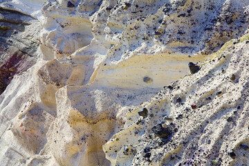 Die weiße Ablagerung aus Asche- und Schuttströmen der sogenannten 3. Phase des Minoischen Ausbruchs ist an einigen Stellen mehrere Zehner Meter mächtig. (Photo: Tom Pfeiffer)