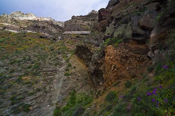 Le contact entre le socle métamorphique et les roches volcaniques (Photo: Tom Pfeiffer)