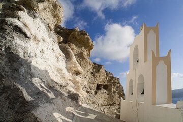 Chapelle de Plaka, construite dans le tuf ponce blanc de l'éruption minoenne de 1613 av. (Photo: Tom Pfeiffer)