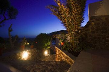 Evening at the hotel (Photo: Tom Pfeiffer)