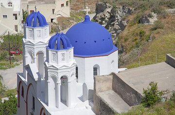Eine Kirche mit blauen Kuppeln bei Exo Gonia (Photo: Tom Pfeiffer)