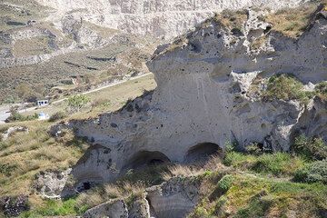 White pumice deposits on Santorini (Photo: Tom Pfeiffer)