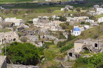 The partly abandoned village Mesa Gonia in the pumice deposits at the northern side of the Pirgos-Profitis Ilias ridge (Santorini island, Greece) (Photo: Tom Pfeiffer)