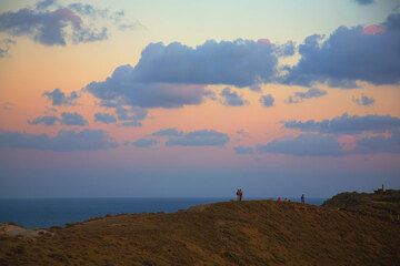 Группа наблюдает за закатом с вершины на обратном пути в отель. (Photo: Tom Pfeiffer)