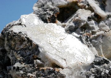 Gypsum from the quarry near Thira town. May be a part of the Messinian Salinity crisis, 5,6 million years ago. This part of the sedimentary rocks below the younger volcanics has been thrown out by a volcanic eruption. (Photo: Tobias Schorr)