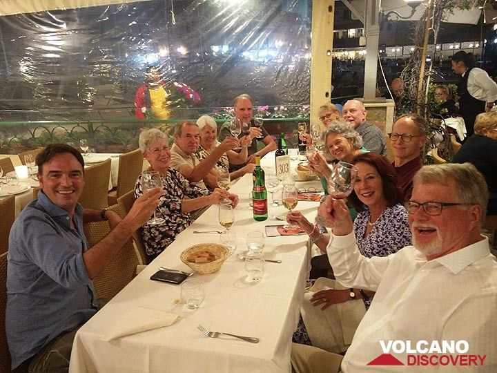 ... où nous levons nos verres pour une superbe visite de 2 semaines et dégustons le premier de nombreux délicieux repas italiens. (Photo: Ingrid Smet)