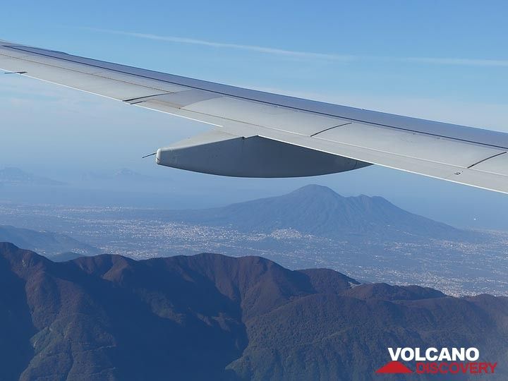 Lorsque l'avion se prépare à l'atterrissage, nous avons pour la première fois une vue sur le mont Veusvius dominant majestueusement la ville de Naples. (Photo: Ingrid Smet)