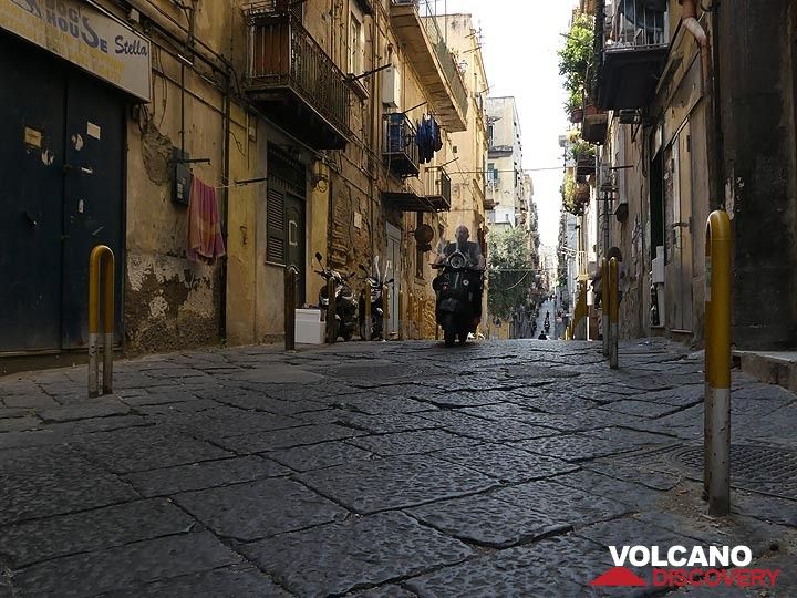 D'autres roches volcaniques locales utilisées pour construire la ville de Naples sont les grandes plaques de lave qui composent la surface de nombreuses rues étroites. (Photo: Ingrid Smet)