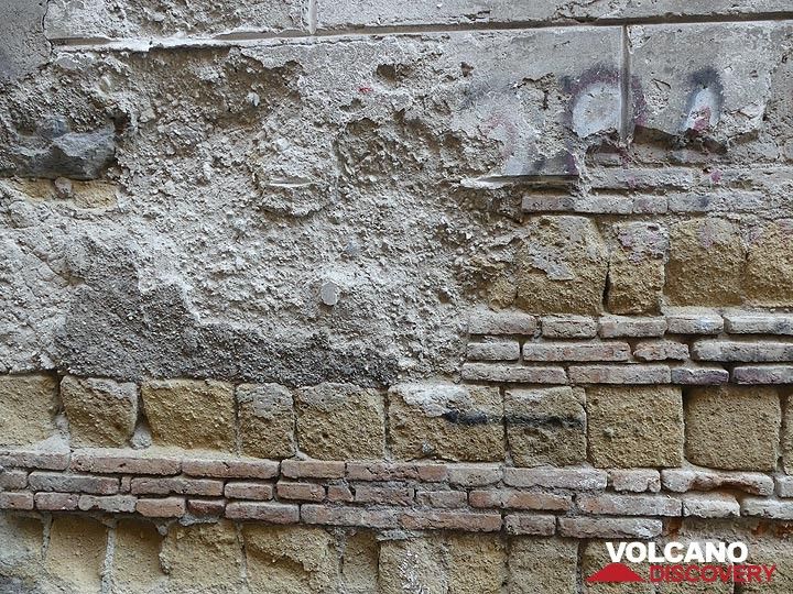 Sous la façade des bâtiments traditionnels de Naples, on peut reconnaître les ca. Tuf jaune napolitain et briques d'argile vieilles de 15 000 ans - exactement les mêmes matériaux de construction utilisés par les Romains à Pompéi et Herculanum ! (Photo: Ingrid Smet)