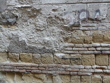 Underneath the facade of Naples' traditional buildings one can recognise the ca. 15,000 year old Neapolitan Yellow Tuff and clay bricks - the exact same building materials used by the Romans in Pompeii and Herculaneum! (Photo: Ingrid Smet)