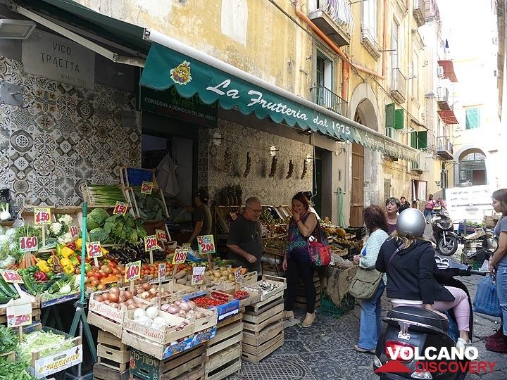 On peut acheter des produits frais de la campagne environnante dans presque tous les coins de rue de Naples. (Photo: Ingrid Smet)