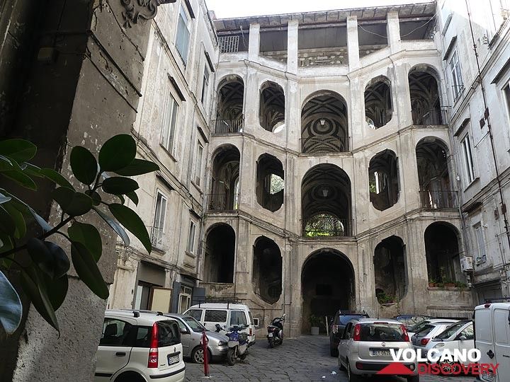 Parmi les nombreux beaux bâtiments de cette ville historique se trouve le ca. Palazzo San Felice, vieux de 300 ans, célèbre pour son escalier élaboré. (Photo: Ingrid Smet)