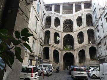 Entre los muchos edificios hermosos de esta ciudad histórica se encuentra el ca. Palazzo San Felice, de 300 años de antigüedad, famoso por su elaborada escalera. (Photo: Ingrid Smet)