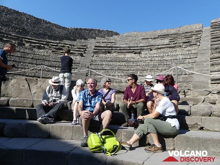 Nehmen Sie alle Informationen auf, die Ihnen unser in Neapel ansässiger historischer Reiseführer Florian im kleineren Theater von Pompeji vermittelt. (Photo: Ingrid Smet)