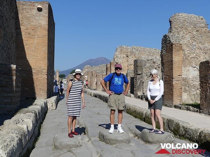 Exploring the streets of Pompeii using the large lava block 'zebra crossings' from ancient times. (Photo: Ingrid Smet)