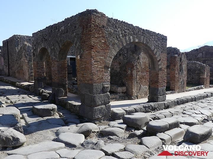 Ancient people used the same materials to construct Pompeii as the Italians did in Naples a few centuries ago: dark lava blocks for the streets and a combination of clay bricks and volcanic tuffs for the buildings. (Photo: Ingrid Smet)