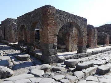 Les anciens utilisaient les mêmes matériaux pour construire Pompéi que les Italiens à Naples il y a quelques siècles : des blocs de lave sombre pour les rues et une combinaison de briques d'argile et de tufs volcaniques pour les bâtiments. (Photo: Ingrid Smet)