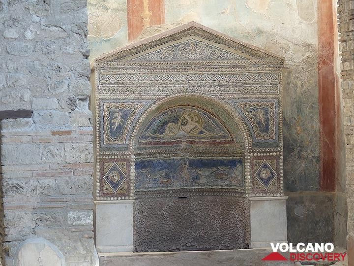 Trotz der zerstörerischen Kraft des Ausbruchs blieben in den größeren Villen Pompejis einige wertvolle Artefakte erhalten, wie beispielsweise dieser komplizierte Mosaikaltar. (Photo: Ingrid Smet)