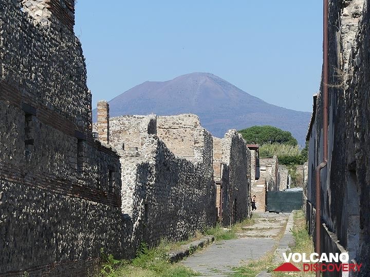 Die Silhouette des Vesuvs bildet den Hintergrund der Ruinen von Pompeji, der berühmten römischen Stadt, die 79 n. Chr. durch diesen Vulkan zerstört wurde. (Photo: Ingrid Smet)