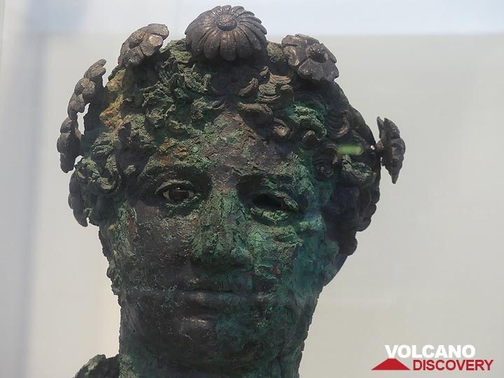 Un buste en bronze très réaliste représentant un jeune homme semble vous regarder avec un léger sourire. (Photo: Ingrid Smet)