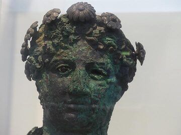 Un buste en bronze très réaliste représentant un jeune homme semble vous regarder avec un léger sourire. (Photo: Ingrid Smet)