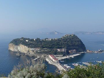 View onto the small volcanic isle of Nisida, one of the 4 Phlegraean islands located in the bay of Pozzuoli. (Photo: Ingrid Smet)