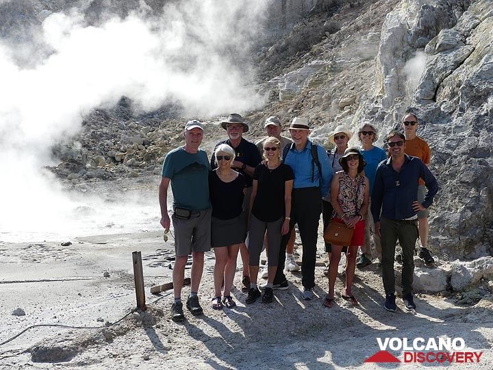 Gruppenfoto vor einem der vielen hydrothermalen Gebiete der Phlegräischen Felder mit vulkanischen Ausgasungen, Schwefelmineralisierungen und sprudelnden Schlammtümpeln. (Photo: Ingrid Smet)