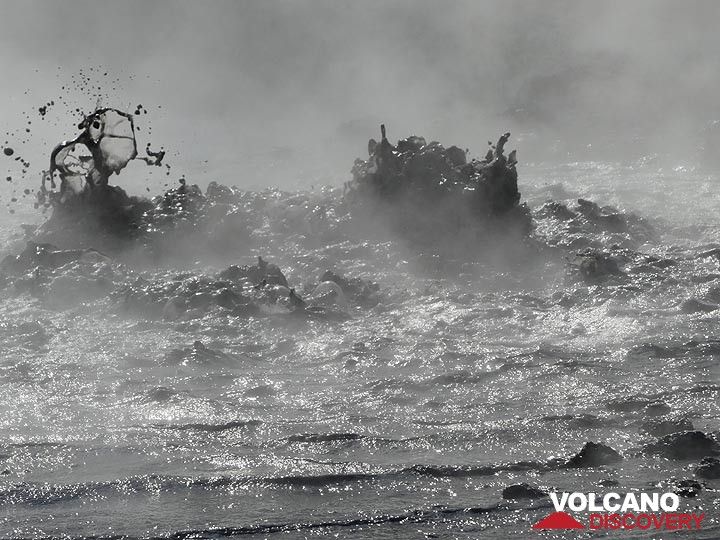 Une mare de boue chaude bouillonne vigoureusement alors que les gaz volcaniques montent des profondeurs et se dilatent rapidement et font éclater les eaux hydrothermales boueuses. (Photo: Ingrid Smet)
