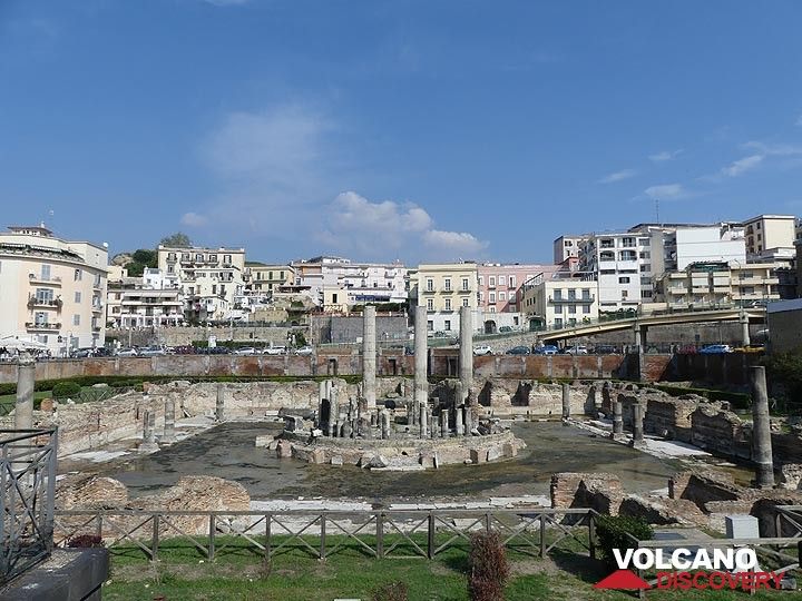 At Pozzuoli the effects of 'Bradyseism' - rapidly rising or lowering of the surface due to injection of new magma or draining of old magma - are shown in the marble pillars of a Roman market that bears the scars of once having been submerged below sea level. (Photo: Ingrid Smet)