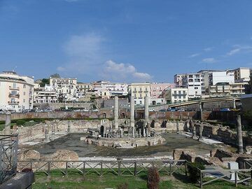 At Pozzuoli the effects of 'Bradyseism' - rapidly rising or lowering of the surface due to injection of new magma or draining of old magma - are shown in the marble pillars of a Roman market that bears the scars of once having been submerged below sea level. (Photo: Ingrid Smet)