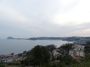 Vue depuis le pied du cône de scories du Monte Nuovo de 1538 vers le côté ouest de la baie de Pozzuoli et Capo Miseno. (Photo: Ingrid Smet)