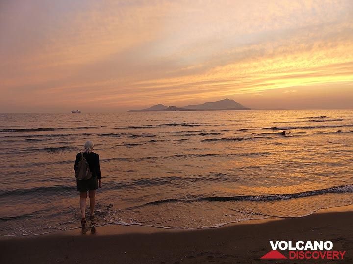 La plage de sable de Miseno dans la lumière dorée du coucher du soleil, regardant vers les îles volcaniques de Procida (au centre au premier plan) et d'Ischia (silhouette à double colline en arrière-plan au centre). (Photo: Ingrid Smet)