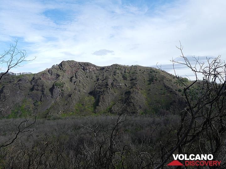 La vallée entre l'actuel cône sommital du Vésuve et les vestiges de la paroi de la caldeira du prédécesseur du volcan Somma est appelée la Valle dell'Inferno. (Photo: Ingrid Smet)