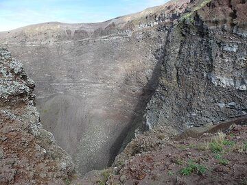 View into the active central vent of the summit cone of Vesuvius volcano (Photo: Ingrid Smet)