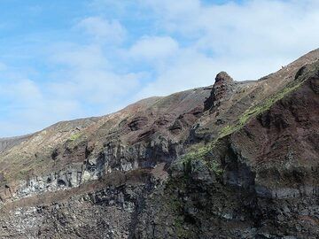 Der Kraterrand des aktiven Vulkanschlots des Vesuvs hat sich im Laufe der jüngsten Eruptionsgeschichte des Vulkans durch eine bunte Vielfalt vulkanischer Ablagerungen gebildet. (Photo: Ingrid Smet)