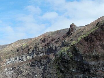 Une gamme colorée de dépôts volcaniques a constitué le bord du cratère de l'évent actif du Vésuve tout au long de l'histoire éruptive récente du volcan. (Photo: Ingrid Smet)