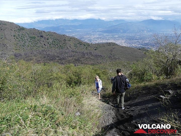 Steigen Sie vom Gipfel des Vesuvs in die Ascheablagerungen des Vulkans hinab, mit dem östlichen Ende der Somma-Caldera in der Mitte. (Photo: Ingrid Smet)