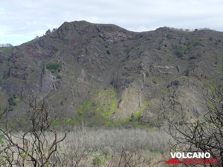 En regardant vers le nord-est depuis la base du cône du Vésuve, on peut voir comment l'ancienne paroi de la caldeira de Somma est construite à partir de nombreuses couches de dépôts volcaniques recoupés par des dykes magmatiques subverticaux. (Photo: Ingrid Smet)