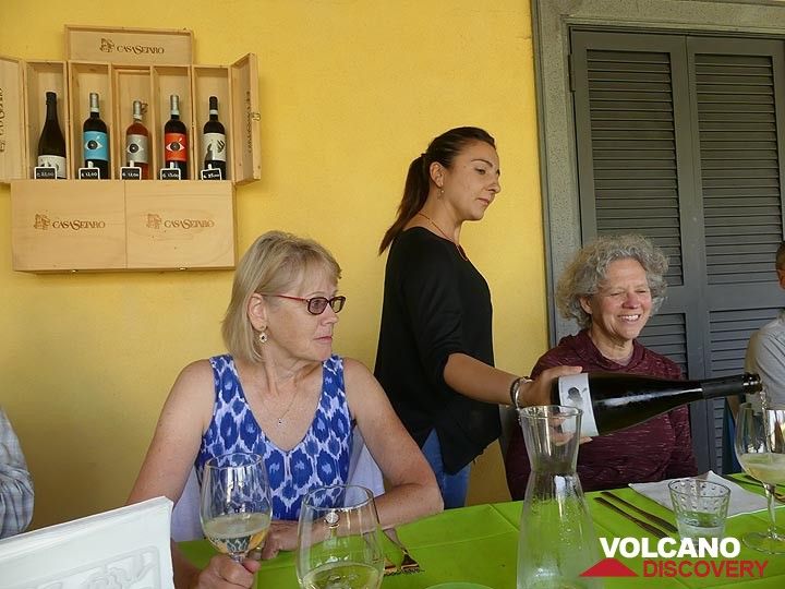 Während wir die hervorragenden Weine probieren, die auf dem fruchtbaren Boden des Vesuvs entstehen ... (Photo: Ingrid Smet)