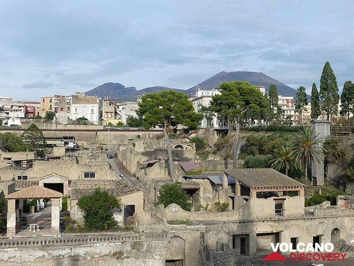 The typical silhouette of the Somma-Vesuvius volcano is also the backdrop of the ruins of Herculaneum, another Roman town that was covered during the violent 79 AD eruption. (Photo: Ingrid Smet)