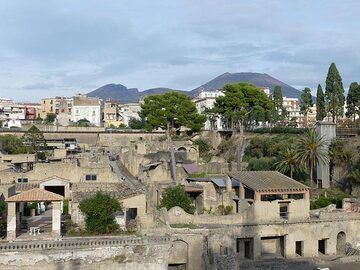 Die typische Silhouette des Somma-Vesuv-Vulkans bildet auch die Kulisse für die Ruinen von Herculaneum, einer weiteren römischen Stadt, die während des heftigen Ausbruchs im Jahr 79 n. Chr. bedeckt wurde. (Photo: Ingrid Smet)