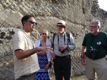 Da sich die Art der vulkanischen Ablagerung, die diese römische Stadt begrub, von der Art unterscheidet, die ursprünglich Pompeji bedeckte, bestehen die Ruinen von Herculaneum aus besser erhaltenen mehrstöckigen Gebäuden. (Photo: Ingrid Smet)