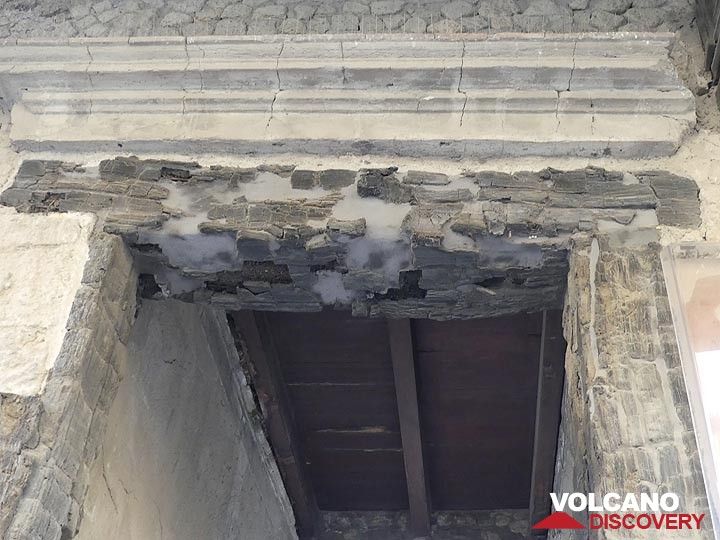 Les cadres en charbon de bois noir autour de certaines fenêtres et portes sont du bois d'origine vieux d'environ 2000 ans qui brûlait à cause de la chaleur des dépôts volcaniques qui le recouvraient. (Photo: Ingrid Smet)