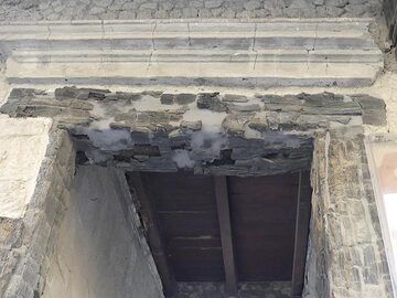 The black charcoal frames around some windows and doors are the original ca 2000 year old wood that burned from the heat of the volcanic deposits by which it was covered (Photo: Ingrid Smet)