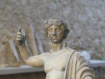 Statue d'un jeune homme conservée dans les ruines d'Herculanum. (Photo: Ingrid Smet)