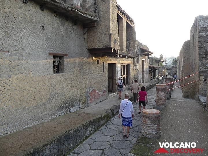 Walking along the streets of the archaeological site of Herculaneum. (Photo: Ingrid Smet)