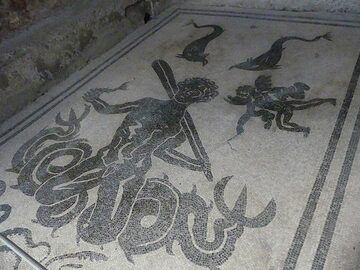 Beautiful black and white mosaic floor in one of the bath house complexes of Herculaneum (Photo: Ingrid Smet)