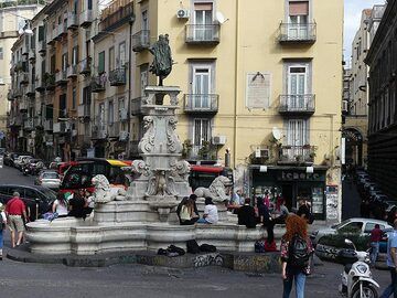 One of the many fountains which are meeting points for the young Neapolitans. (Photo: Ingrid Smet)