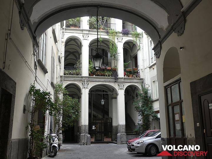 Inner courtyard of one of the centuries' old palazzos in the centre of Naples. (Photo: Ingrid Smet)