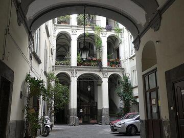 Inner courtyard of one of the centuries' old palazzos in the centre of Naples. (Photo: Ingrid Smet)